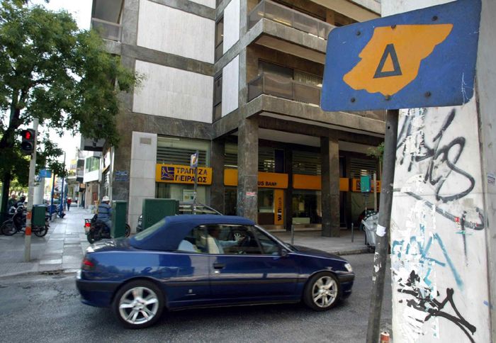 Η εφαρμογή του Πράσινου Δακτύλιου, κινδυνεύει με νέα αναβολή, ενός μήνα, λόγω καθυστερήσεων στην προετοιμασία του ειδικού σήματος.